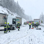Schwerer Lkw-Crash am Feldberg: Zwei Lkws kollidieren frontal auf winterglatter B 317 – 35-Jähriger schwer verletzt